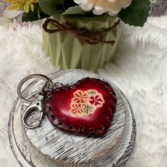 NWT Genuine Leather Handcrafted Mini Heart with Flowers Keychain Bag Charm! - Picture 1 of 1